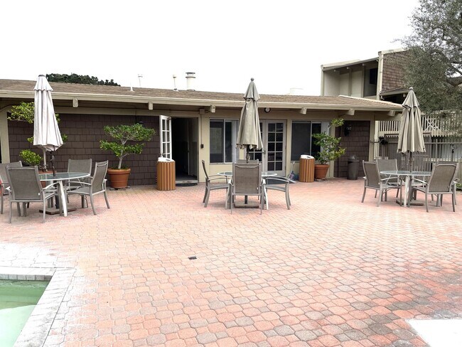 Building Photo - Ocean view updated 2 bed, 2 bath  condo in...