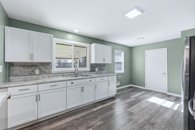 Building Photo - Updated 3BR Home with Fenced Yard & Garage