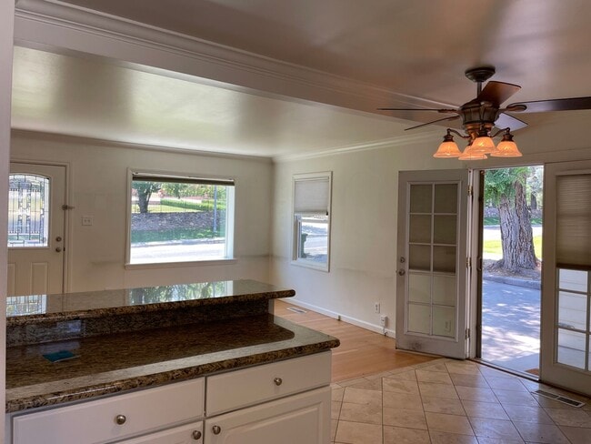 Building Photo - 2 Bedroom / 1 Bathroom Duplex in Old South...