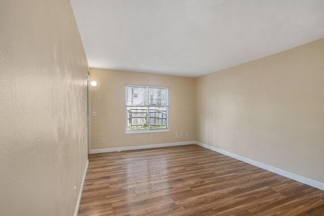 Building Photo - 2-Bed/1-Bath Town House, 850 sq. ft. - Ask...
