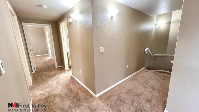 Building Photo - *****Half off First Months Rent ***** 3 Be...