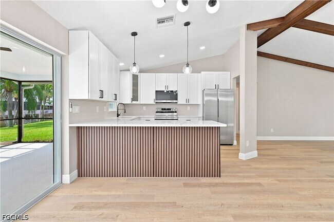 Building Photo - 903 SE 20th Ct