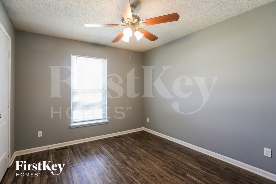 Building Photo - 2211 Larkspur St