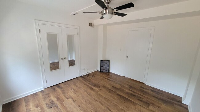 Building Photo - SEPTEMBER RENT SPECIAL! 2 Bed, 1 Bath Condo Near Downtown Greenville Available