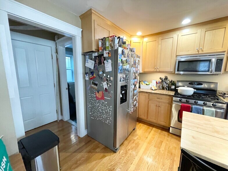 Building Photo - 23 Iroquois St