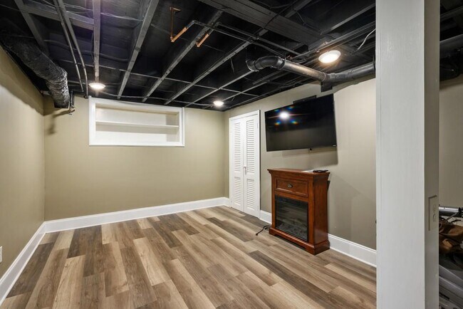 Building Photo - 4878 Long Island Dr NE