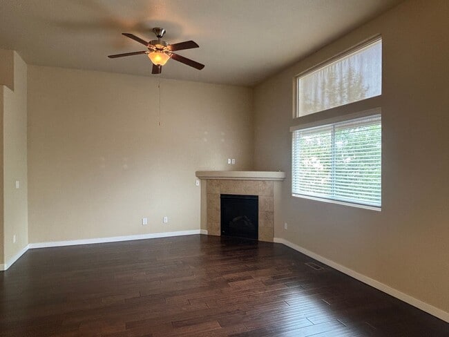 Building Photo - 5 Bedroom, 3 Bathroom Single-Family Home w...