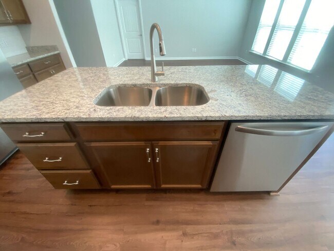 Building Photo - Spacious 4 Bedroom - great location in Pooler, Ga!!