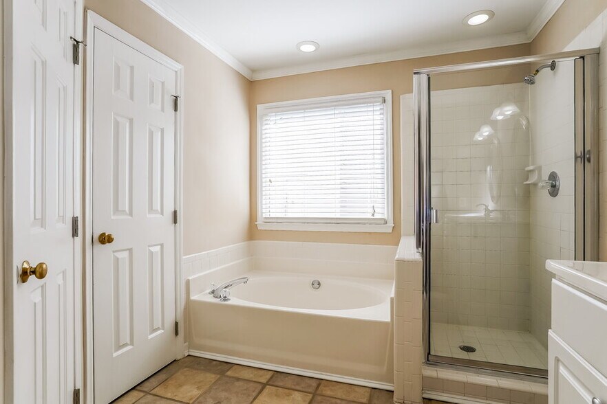 Building Photo - 4900 Royal Troon Dr