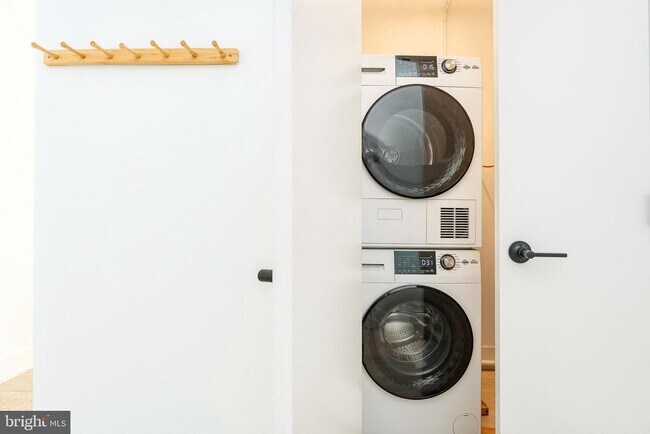 Building Photo - 965 Frankford Ave