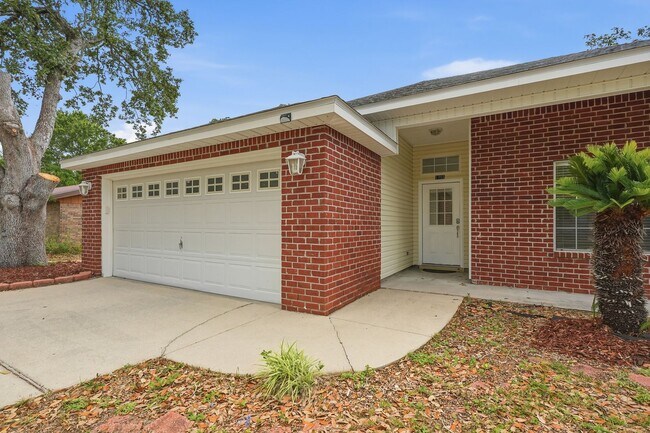 Building Photo - Renovated Home in Niceville!