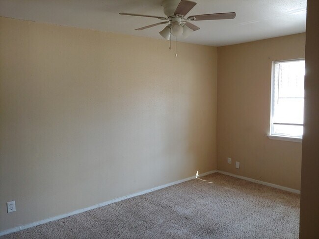 Building Photo - Nice 1/1 fourplex home