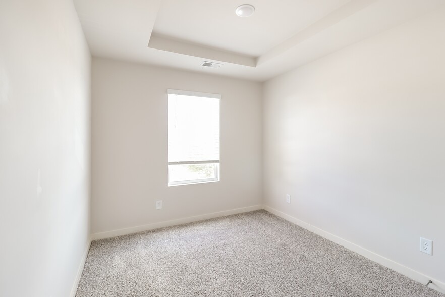 Building Photo - 608 The Heights Ln