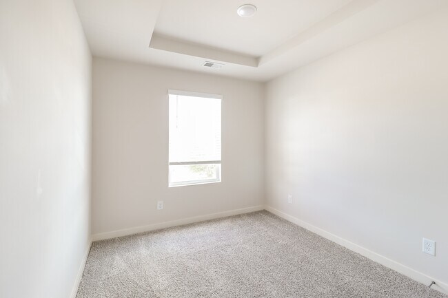 Building Photo - 671 The Heights Ln