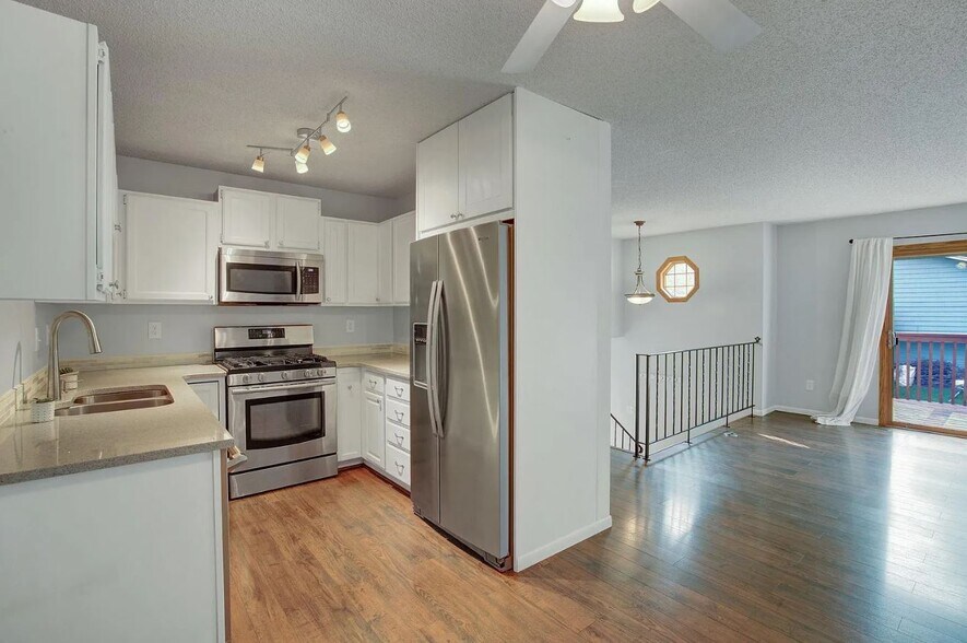 Kitchen - 880 Pontiac Ln