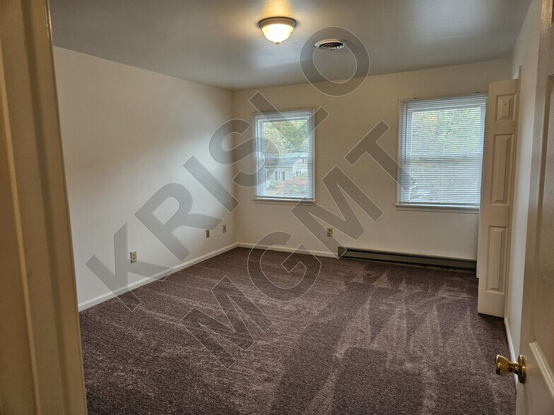 Front Bedroom From Hallway - 923 Harwood Rd