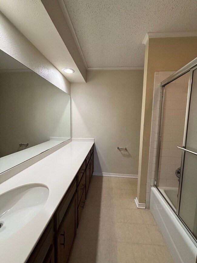 Building Photo - 6008-6010 Shelton St