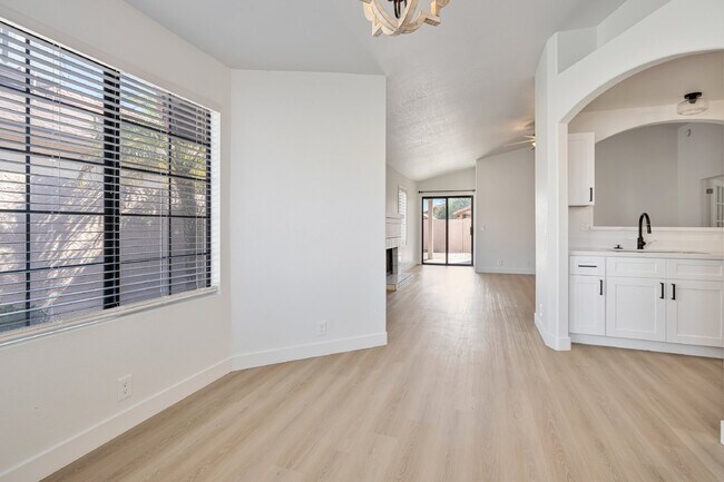 Building Photo - Beautiful home in gated community in Ahwatukee now available!