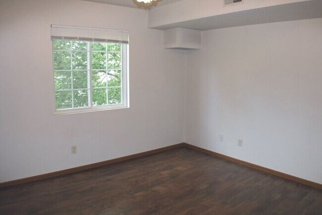 Building Photo - $1,095 | 2 Bedroom, 1 Bathroom 2nd Floor C...