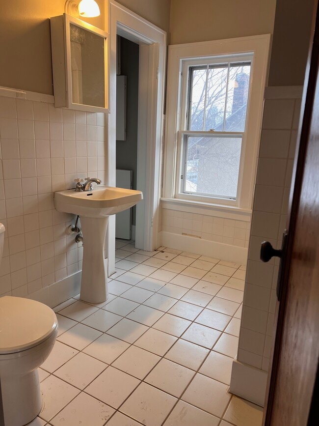 Building Photo - 907 Albion Ave