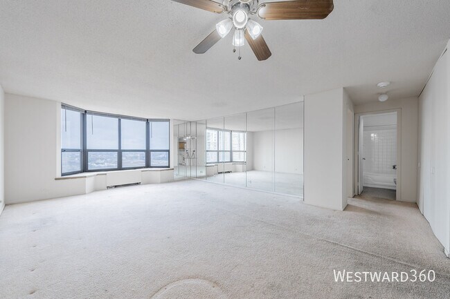 Building Photo - 901 S Plymouth Ct