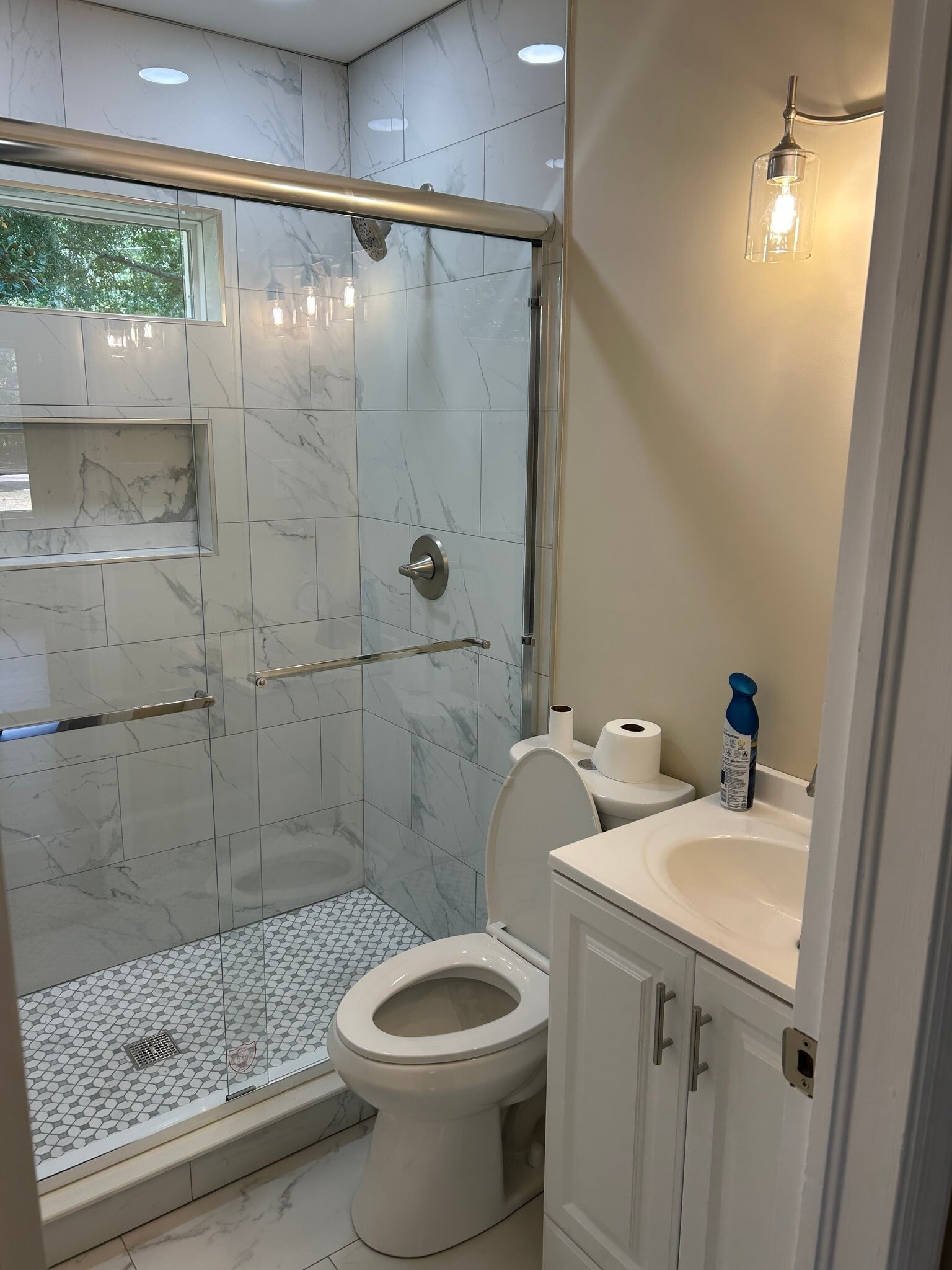 Building Photo - 665 S Wildwood Dr
