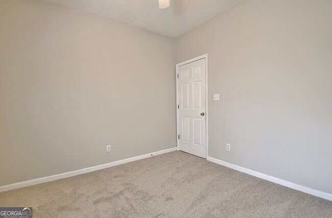 Building Photo - 77 Pine Crescent
