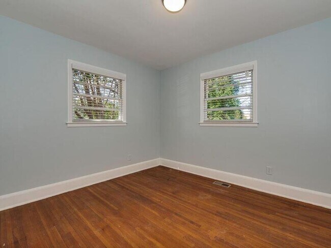 Building Photo - 943 Norland Rd