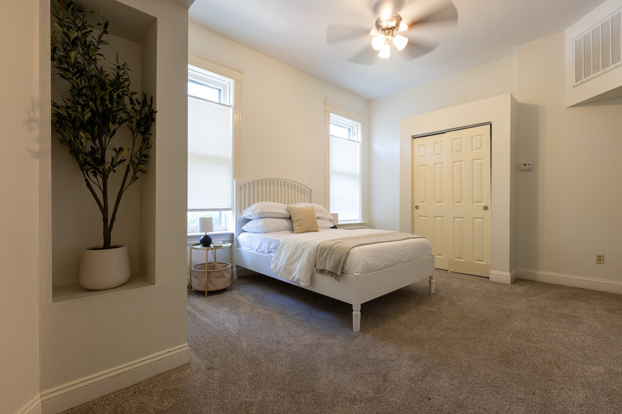 Building Photo - 4374 W Pine Blvd