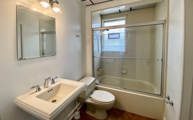 Building Photo - Charming 3 Bed/ 2 Bath in the Heart of Oakley Only $2675/mo!