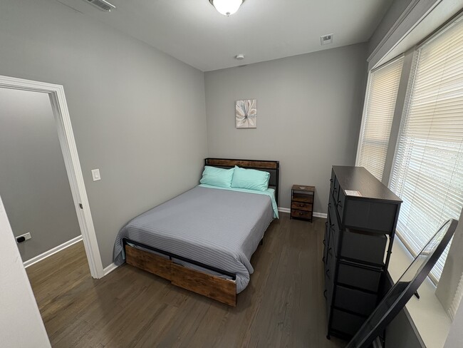 Building Photo - 1755 E 72nd St