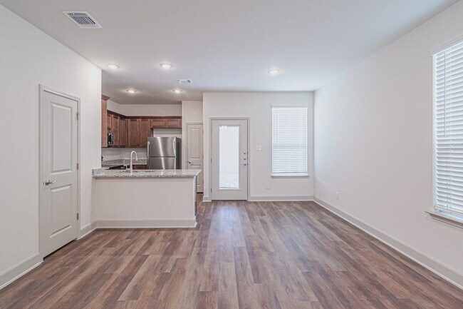 Building Photo - 7411 Gramercy Way