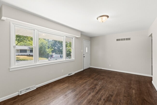 Building Photo - 1517 Lincoln Dr