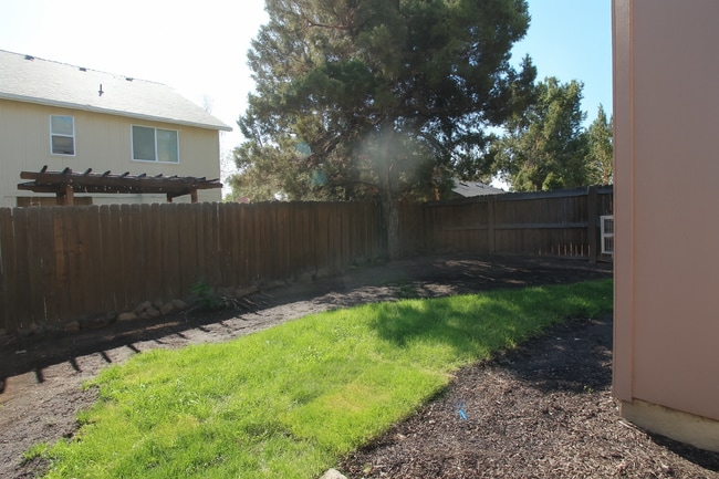 Building Photo - Gorgeous 3x2.5 duplex unit with a fenced b...