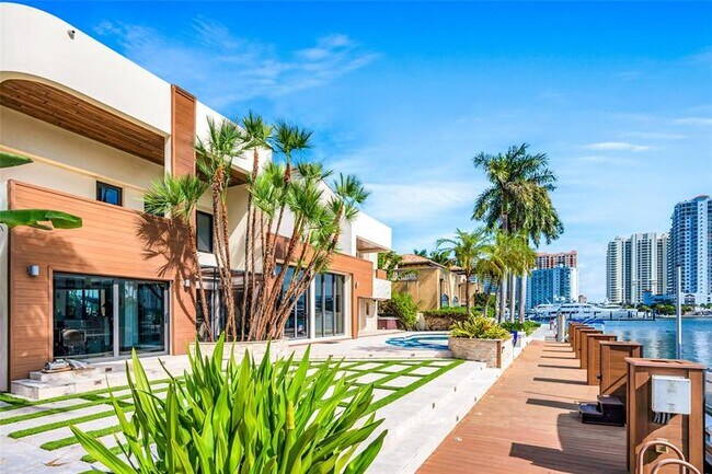 Building Photo - 2626 Castilla Isle