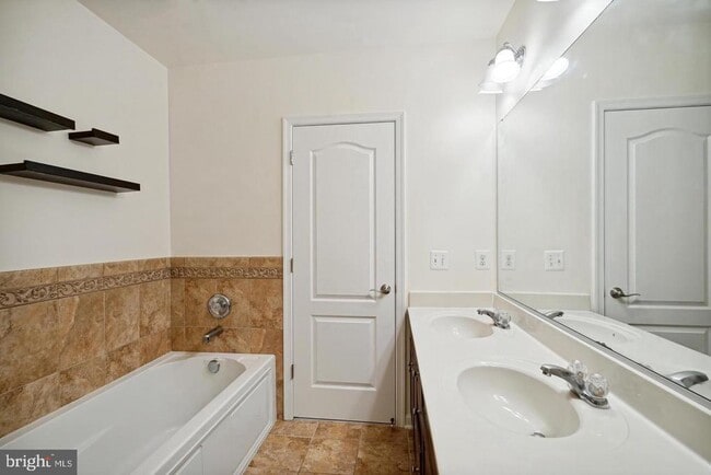 Building Photo - 22936 Spicebush Dr