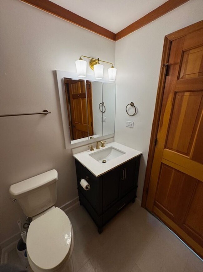 Building Photo - Lake View Rental in Gray