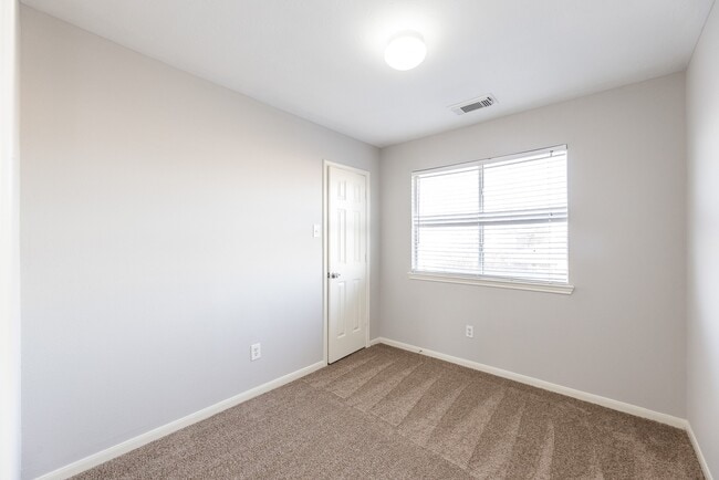 Building Photo - 727 Richview Dr