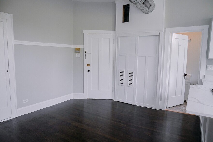Building Photo - 3559 N Ashland Ave