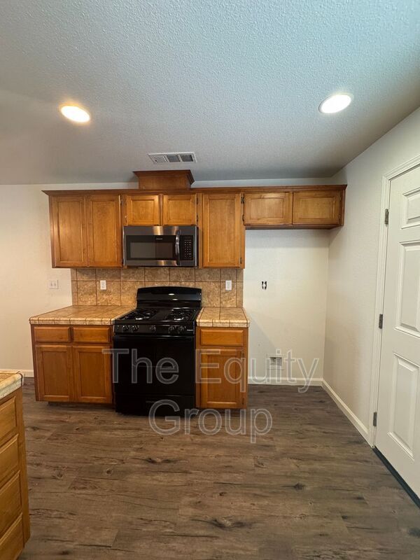 Building Photo - 2116 W Lark Ave