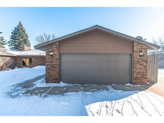 Building Photo - 17796 Cedar Park Loop