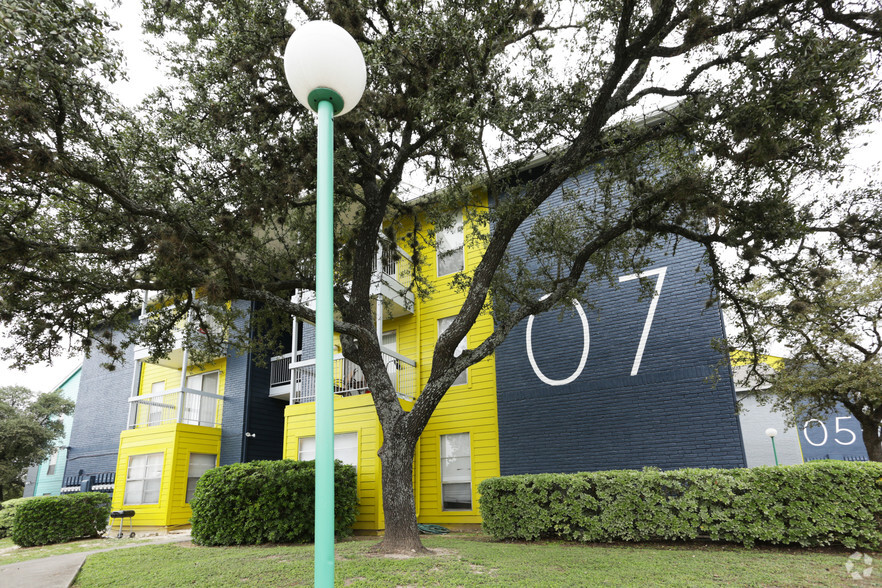 Building Photo - Peaks at Live Oak