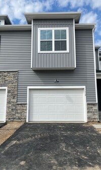 Building Photo - THREE BEDROOM/2.5 BATH TOWNHOME in Southern Lehigh School District