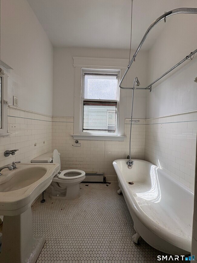 Building Photo - 788 Elm St