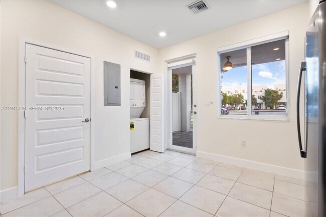 Building Photo - 6425 NW 103rd Pl