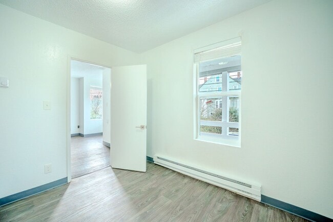 Building Photo - Duplex upper unit in Central District - Upper