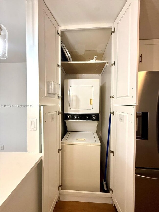 Building Photo - 2403 Scott St