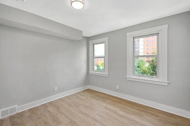 Building Photo - 408 E 8th Ave