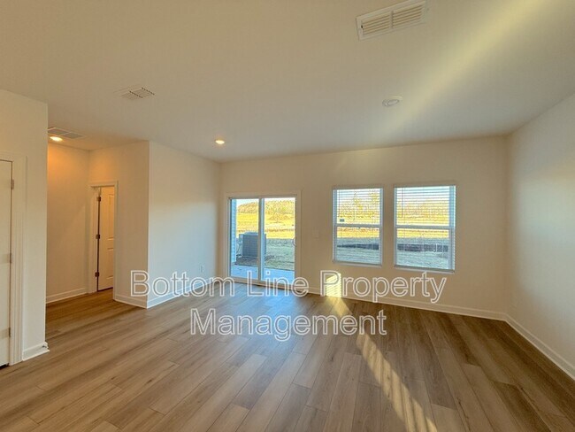 Building Photo - 8024 Hidden Spgs Trl