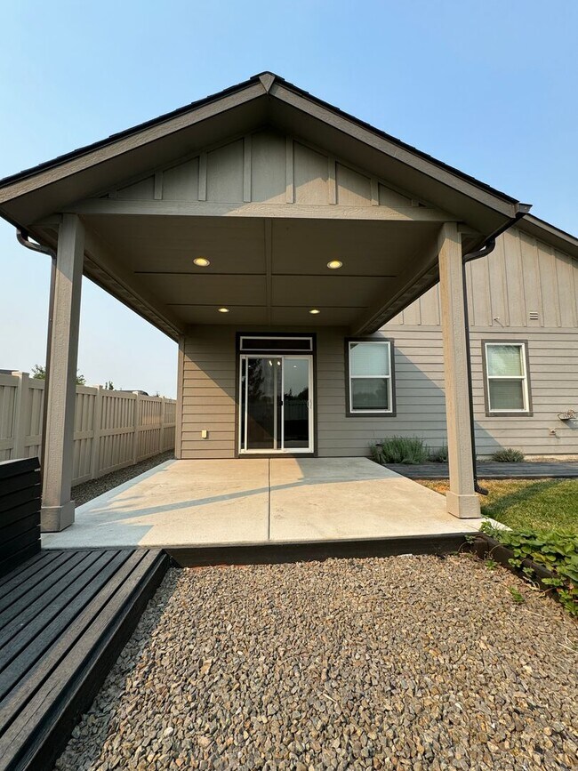 Building Photo - Charming 3-bedroom, 2-bathroom home locate...